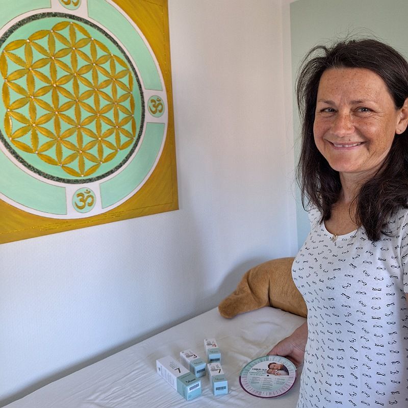 Hebamme Andrea Janke präsentiert Schüssler-Salze